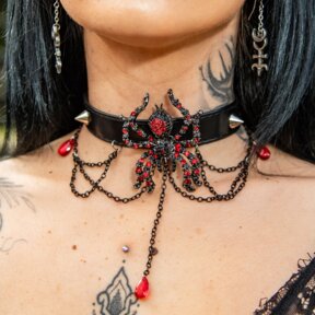 Blue Banana Spider Choker (Red)