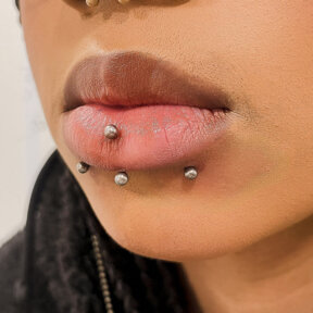 Vertical Labret | Polished Titanium Curved Barbell