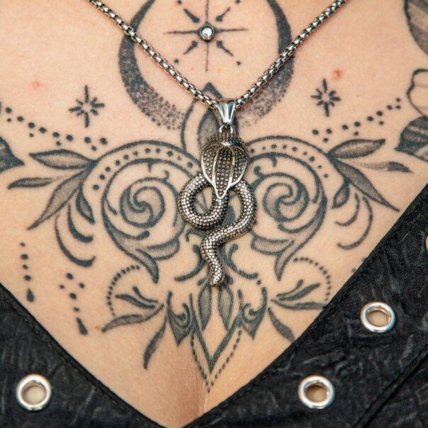 Collana Cobra in acciaio con banana blu (argento) | Accessori alternativi