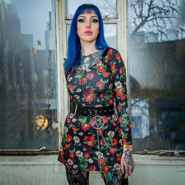 Jawbreaker Minikleid mit Blumen und Totenkopf (Schwarz) | Blue Banana