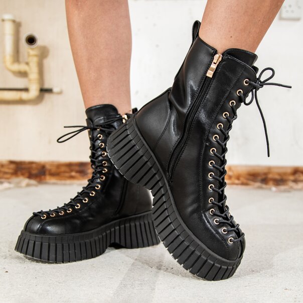 Bleeding Heart 15-Eye Boots (Black) | Alternative Footwear