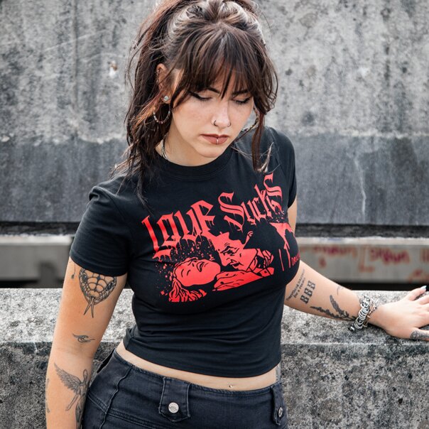Dracula „Love Sucks“ Crop-Top (Schwarz) | Horror-T-Shirts mit Grafik