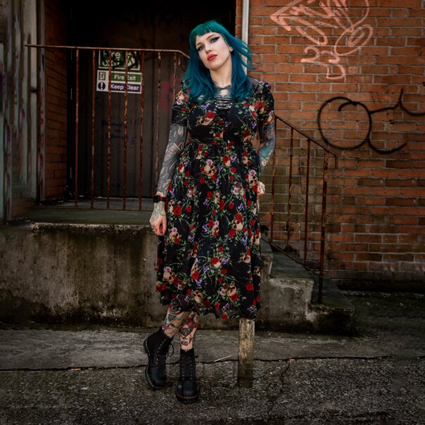 Jawbreaker Calavera De Malla Y Rosas Vestido Midi (Multicolor) | Blue Banana