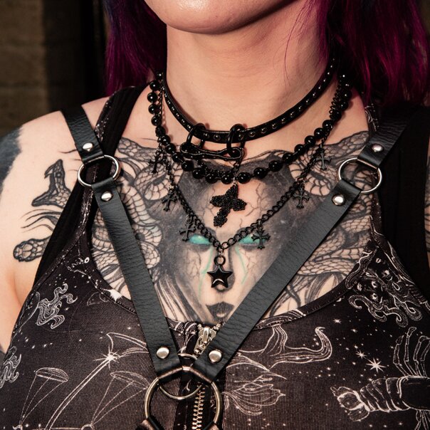 Blue Banana Perlenkreuz Halsband (Schwarz) | Blue Banana