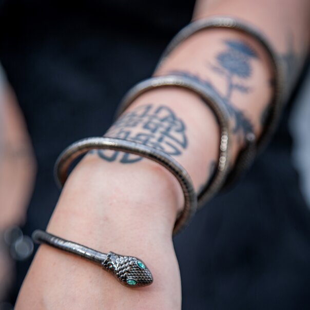 Armband mit Schlangenmotiv aus blauer Banane (Schwarz) | Alternative Accessoires