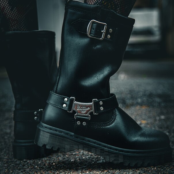 Dr Martens Anistone Hola Botas (Negro) | Blue Banana