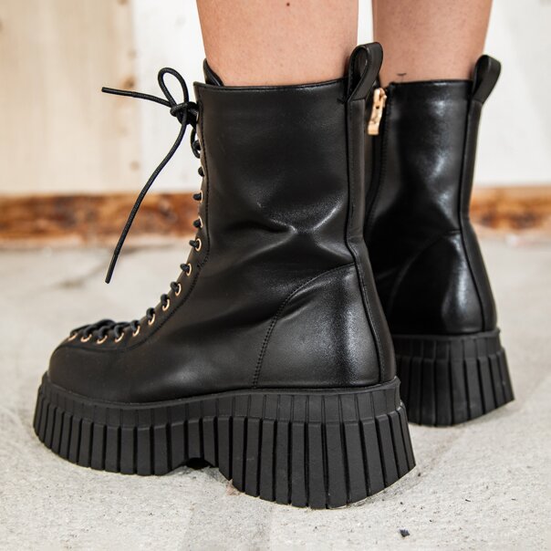 Bleeding Heart 15-Eye Boots (Black) | Alternative Footwear