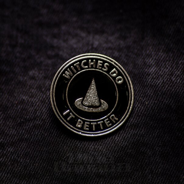 Blue Banana „Hexen Machen Es Besser“ Pin-Abzeichen (Schwarz) | Blue Banana