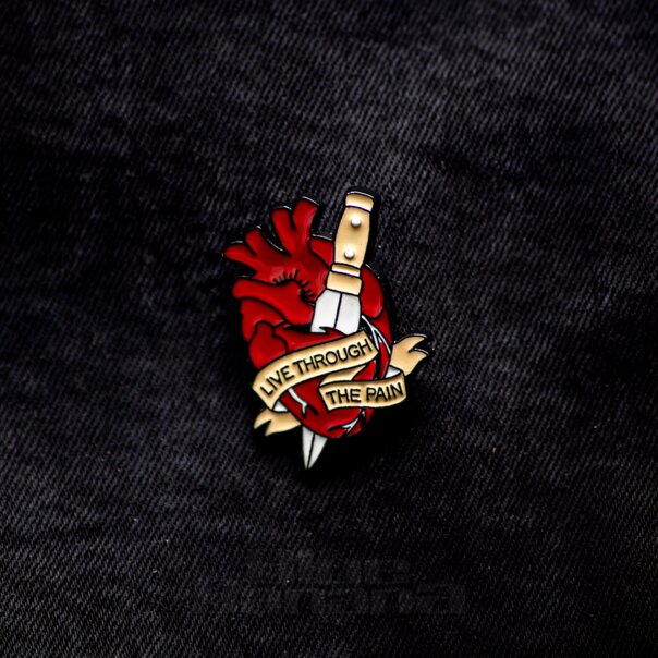 Blue Banana Messer Im Herzen Pin-Abzeichen (Rot) | Blue Banana