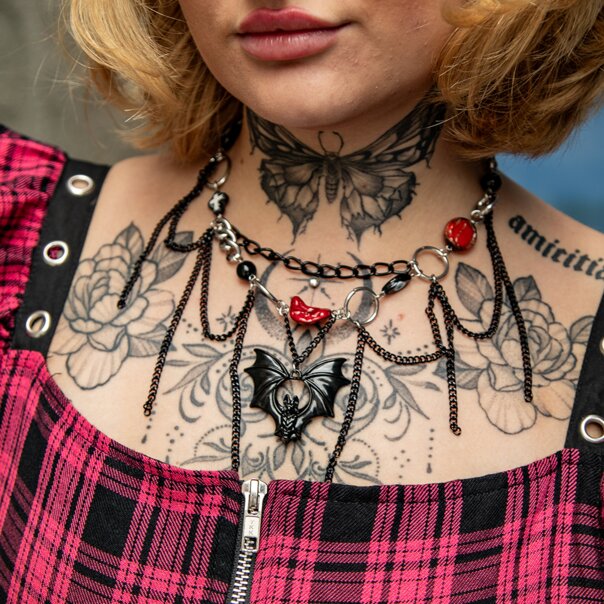 Collana con pipistrello nero e banana blu (argento) | Accessori alternativi