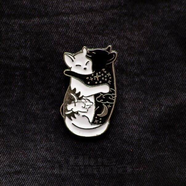 Blue Banana Kuschelkatzen Pin-Abzeichen (Schwarz-Weiss) | Blue Banana