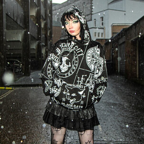 Heartless Dark Academia Kapuzenpullover (Schwarz) | Blue Banana