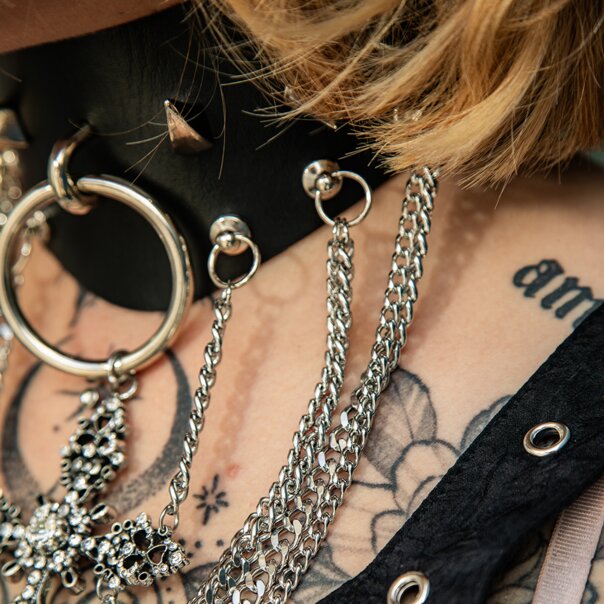 Halsband mit blauen Bananenspitzen und Kreuzen (Schwarz) | Alternative Accessoires