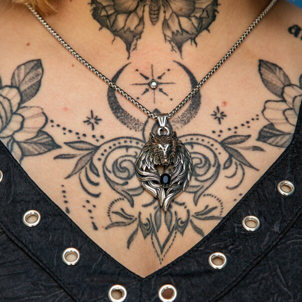 Collana con lupo in acciaio e banana blu e pietra nera (argento) | Accessori alternativi