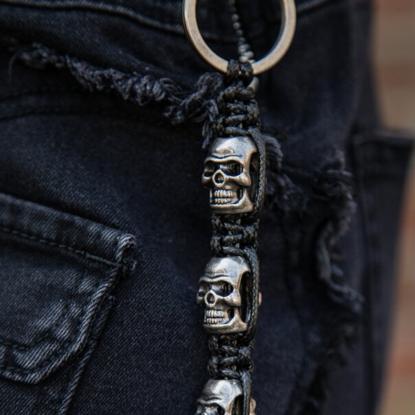 Schlüsselanhänger mit Totenkopfmotiv in Bananenform (Schwarz) | Alternative Accessoires