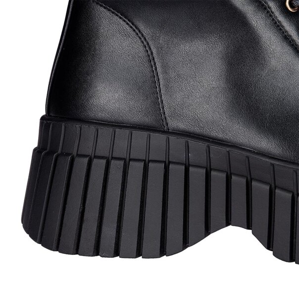 Bleeding Heart 15-Eye Boots (Black) | Alternative Footwear
