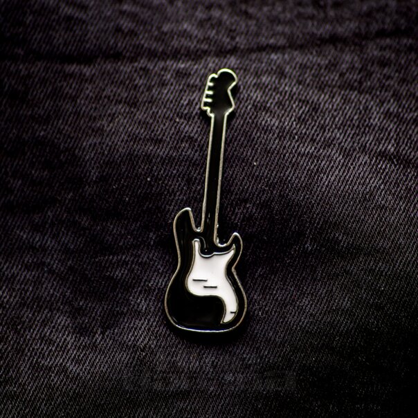 Blue Banana Gitarre Pin-Abzeichen (Schwarz-Weiss) | Blue Banana