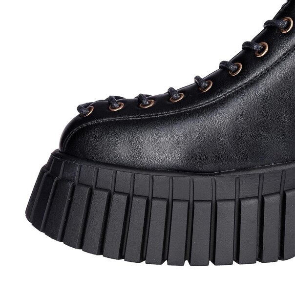 Bleeding Heart 15-Eye Boots (Black) | Alternative Footwear