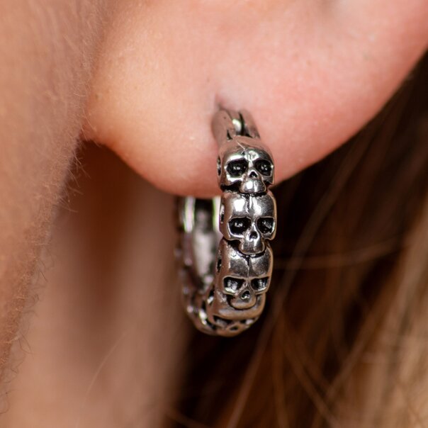 Orecchino a scatto con teschio singolo in acciaio chirurgico Blue Banana (argento) | Gioielli per piercing