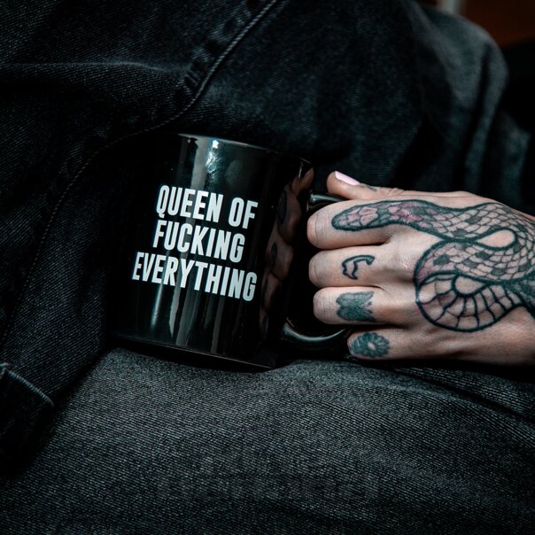 Blue Banana Tasse „Queen Of Fucking Everything“ (Schwarz) | Blue Banana