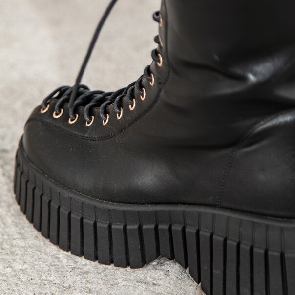 Bleeding Heart 15-Eye Boots (Black) | Alternative Footwear
