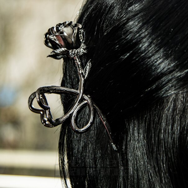 Rose & Thorn Hair Clip (Black) | Blue Banana