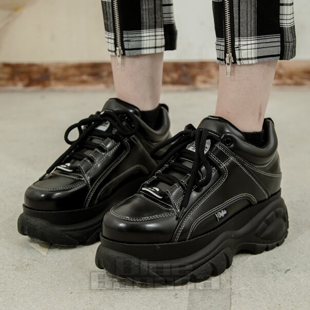 Buffalo Classic Low Trainer (Nero e Bianco) | Blue Banana Footwear