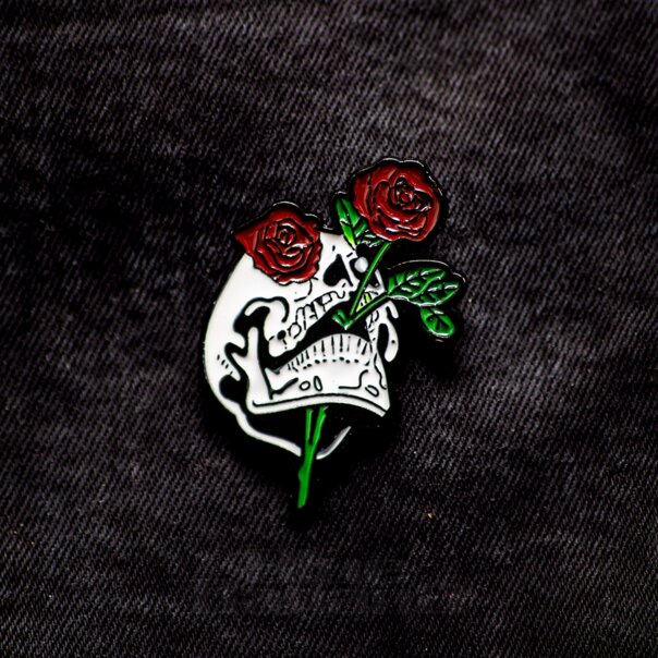 Blue Banana Skull & Roses Pin Badge (White) | Blue Banana