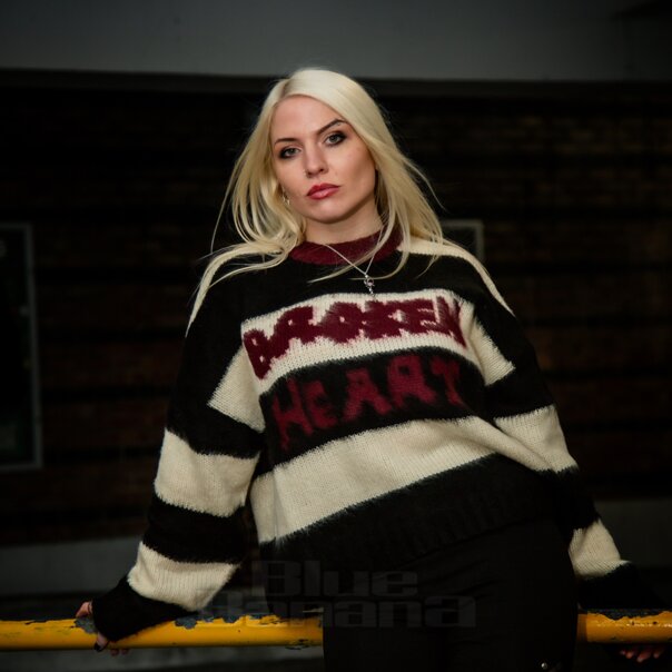 Der zerlumpte Priester – Tragischer Jumper (Schwarz/Weiß) | Blue Banana