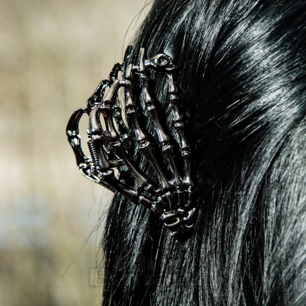 Blue Banana Claw Skeleton Hand Hair Clip (Black) | Blue Banana