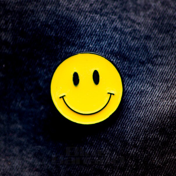 Blue Banana Lächelndes Gesicht Pin-Abzeichen (Gelb)