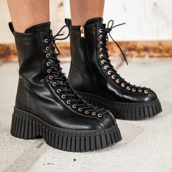 Bleeding Heart 15-Eye Boots (Black) | Alternative Footwear