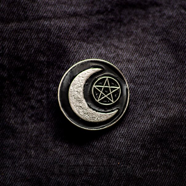 Blue Banana Pentagramm Und Mond Pin-Abzeichen (Schwarz) | Blue Banana