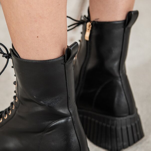 Bleeding Heart 15-Eye Boots (Black) | Alternative Footwear