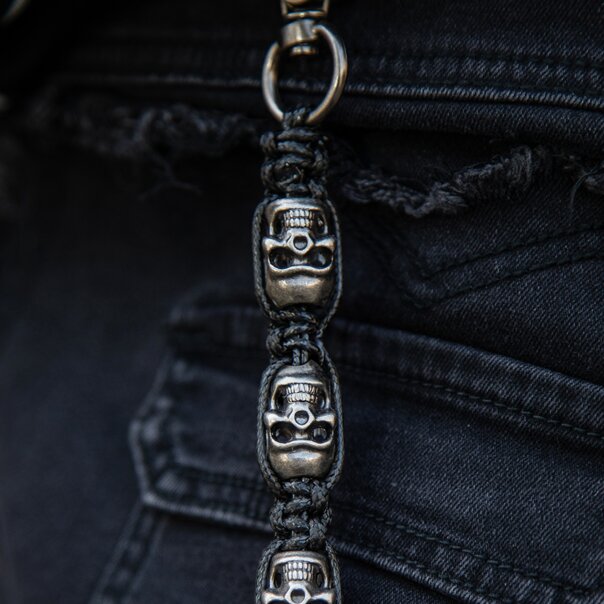 Schlüsselanhänger mit Totenkopfmotiv in Bananenform (Schwarz) | Alternative Accessoires