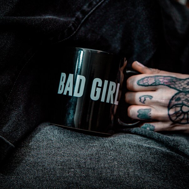 Tasse « Bad Girl » à la banane bleue (noire) | Blue Banana