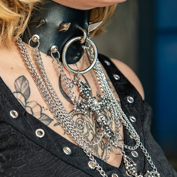 Halsband mit blauen Bananenspitzen und Kreuzen (Schwarz) | Alternative Accessoires