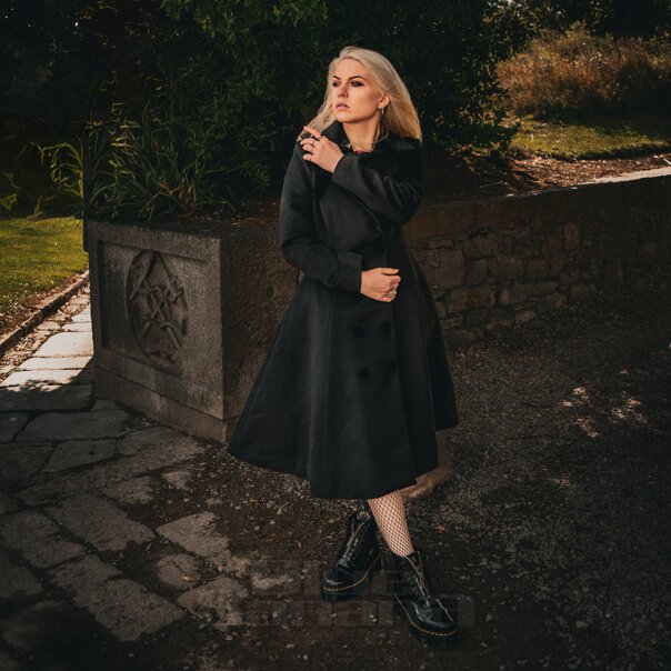 Cappotto abbottonato con cuore sanguinante | Moda vintage