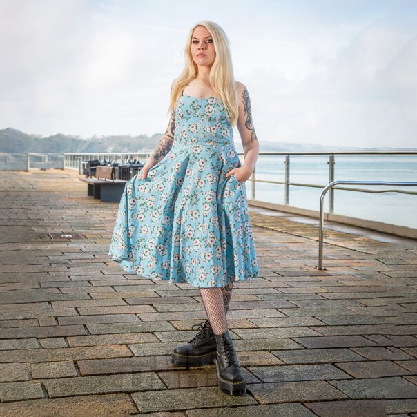 Bleeding Heart Blumen Swing-Kleid (Blau) | Blue Banana