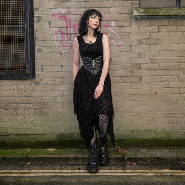 Jawbreaker Taschentuch Midikleid (Schwarz) | Blue Banana