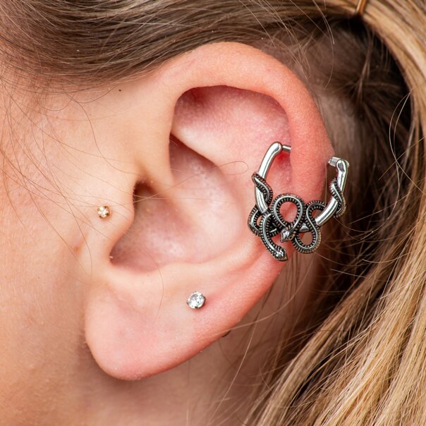 Ohrklicker „Schlange auf Hufeisen“ aus Chirurgenstahl von Blue Banana (Silber) | Piercingschmuck