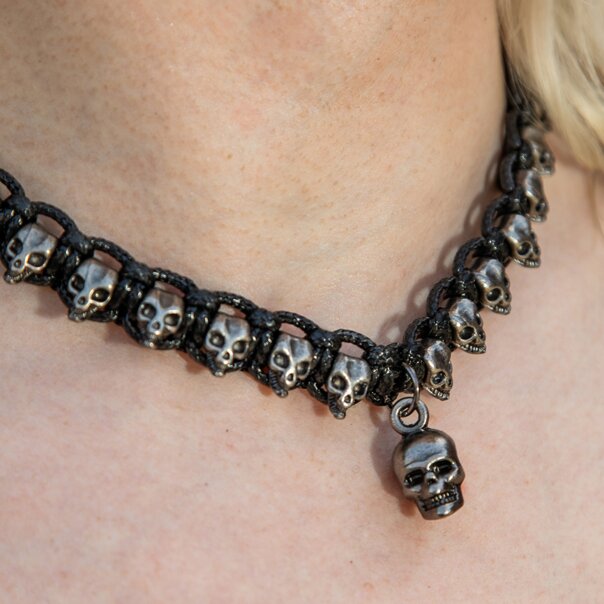 Collar con cordón y calavera de plátano azul (negro) | Accesorios alternativos