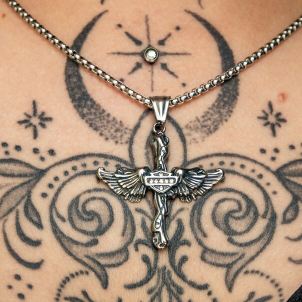 Blaue Bananen-Halskette mit geflügeltem Kreuz aus Stahl (Silber) | Alternative Accessoires