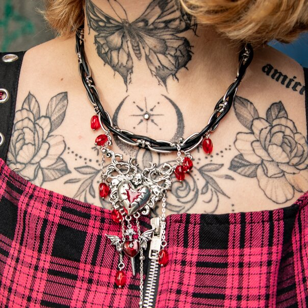 Halskette mit blauem Bananenschädelherz und roten Perlen (Silber) | Alternative Accessoires