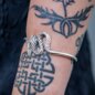 Armband aus Stahl mit Schlangenverschluss und blauer Bananenform (Silber) | Alternative Accessoires