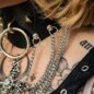 Halsband mit blauen Bananenspitzen und Kreuzen (Schwarz) | Alternative Accessoires