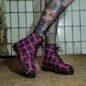 Dr Martens 1460 Tartán Botas (Rosa) | Blue Banana
