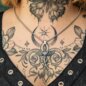 Blaue Bananen-Halskette mit geflügeltem Kreuz aus Stahl (Silber) | Alternative Accessoires