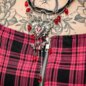 Halskette mit blauem Bananenschädelherz und roten Perlen (Silber) | Alternative Accessoires