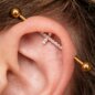 Barra industrial de acero quirúrgico con cruz de cristal Blue Banana (dorada) | Joyería para piercings